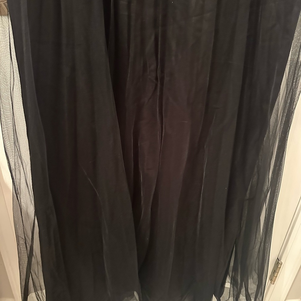 Elegant JS Collections Black and White Floral Gown size 16- brand new - Picture 3 of 7